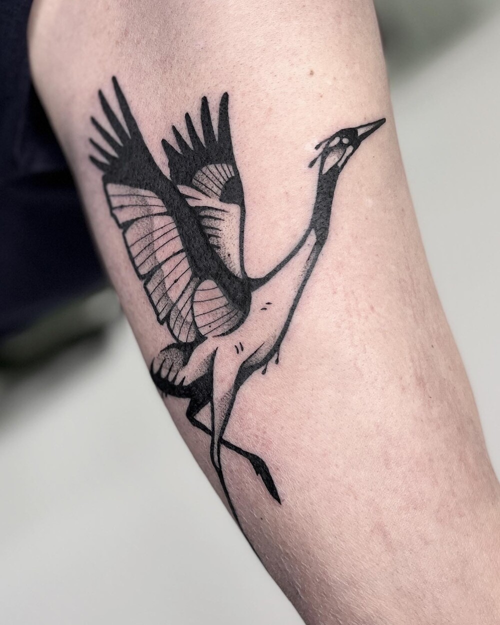 Kranich Tattoo flying crane by Christian Eisenhofer - Tattoo Berlin